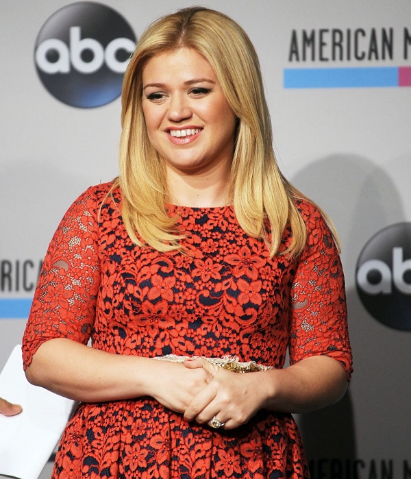 Stars du spectacle enceintes: la chanteuse enceinte Kelly Clarson