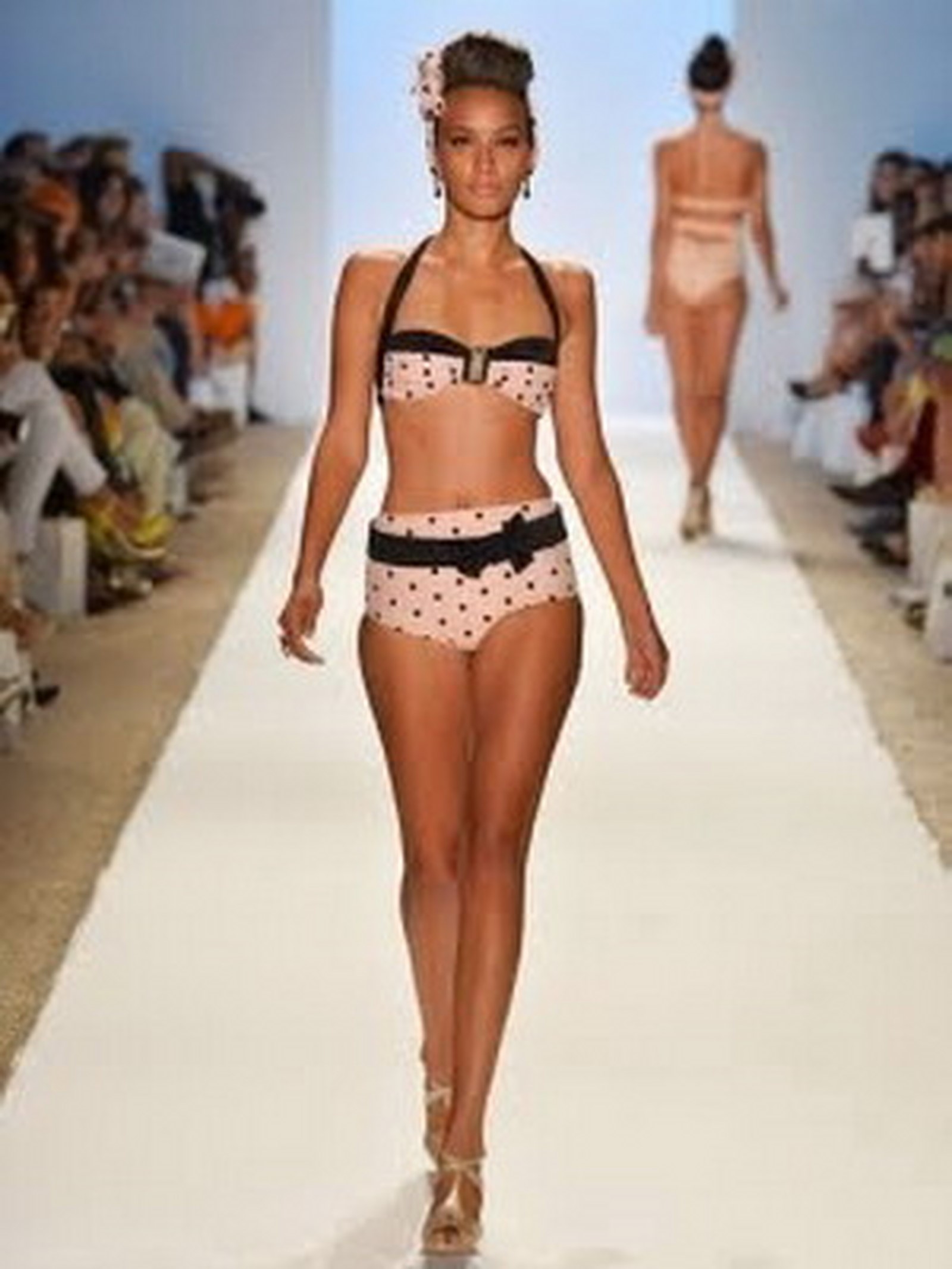 modnyye kupalniki 2026 photo (18)