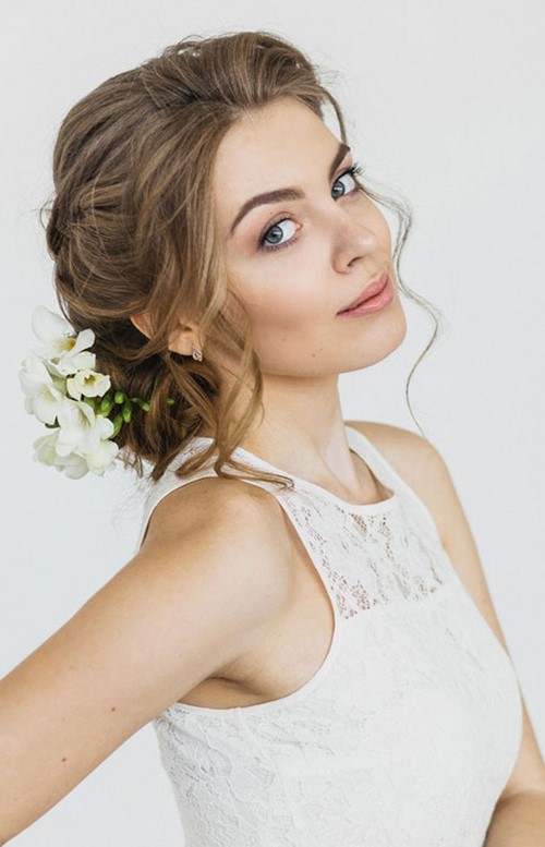 svadebnyye pricheski na sredniye volosy 2026 (13)