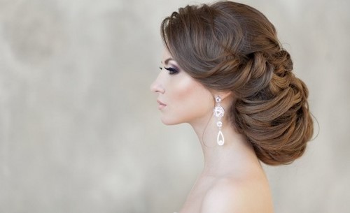 svadebnyye pricheski na sredniye volosy 2026 (16)