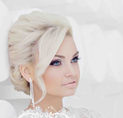 svadebnyye pricheski na sredniye volosy 2026 (18)