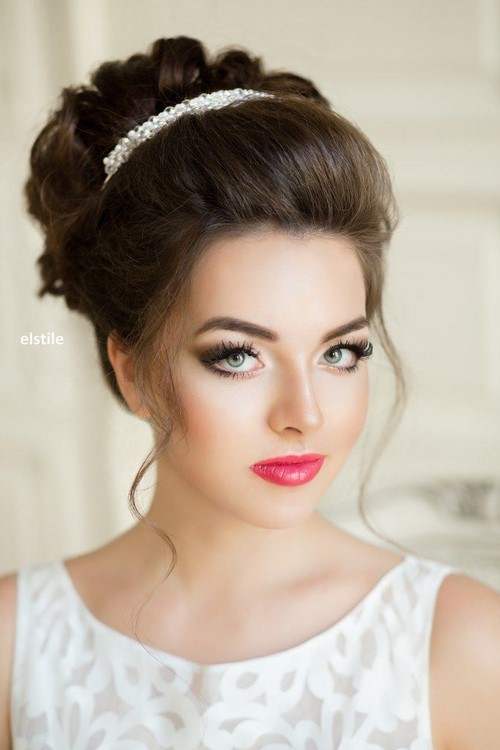 svadebnyye pricheski na sredniye volosy 2026 (29)