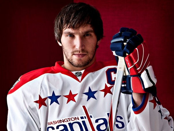 Le joueur de hockey Alexander Ovechkin sur la liste Les célébrités les plus riches du cinéma, du spectacle, du sport 2026 ont un revenu de 12,1 millions de dollars.