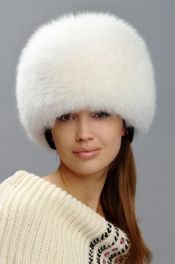 modnyye-zhenskiye-shapki-11