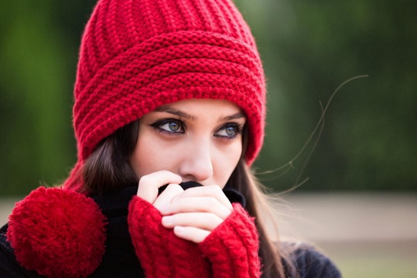 modnyye-zhenskiye-shapki-16