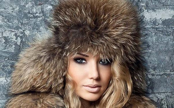 modnyye-zhenskiye-shapki-42