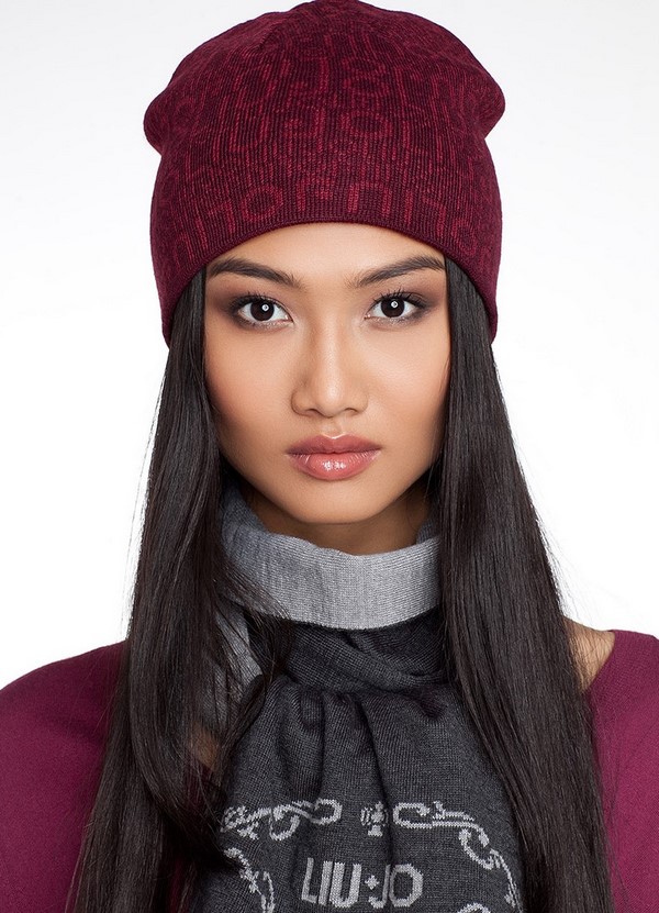 modnyye-zhenskiye-shapki-47